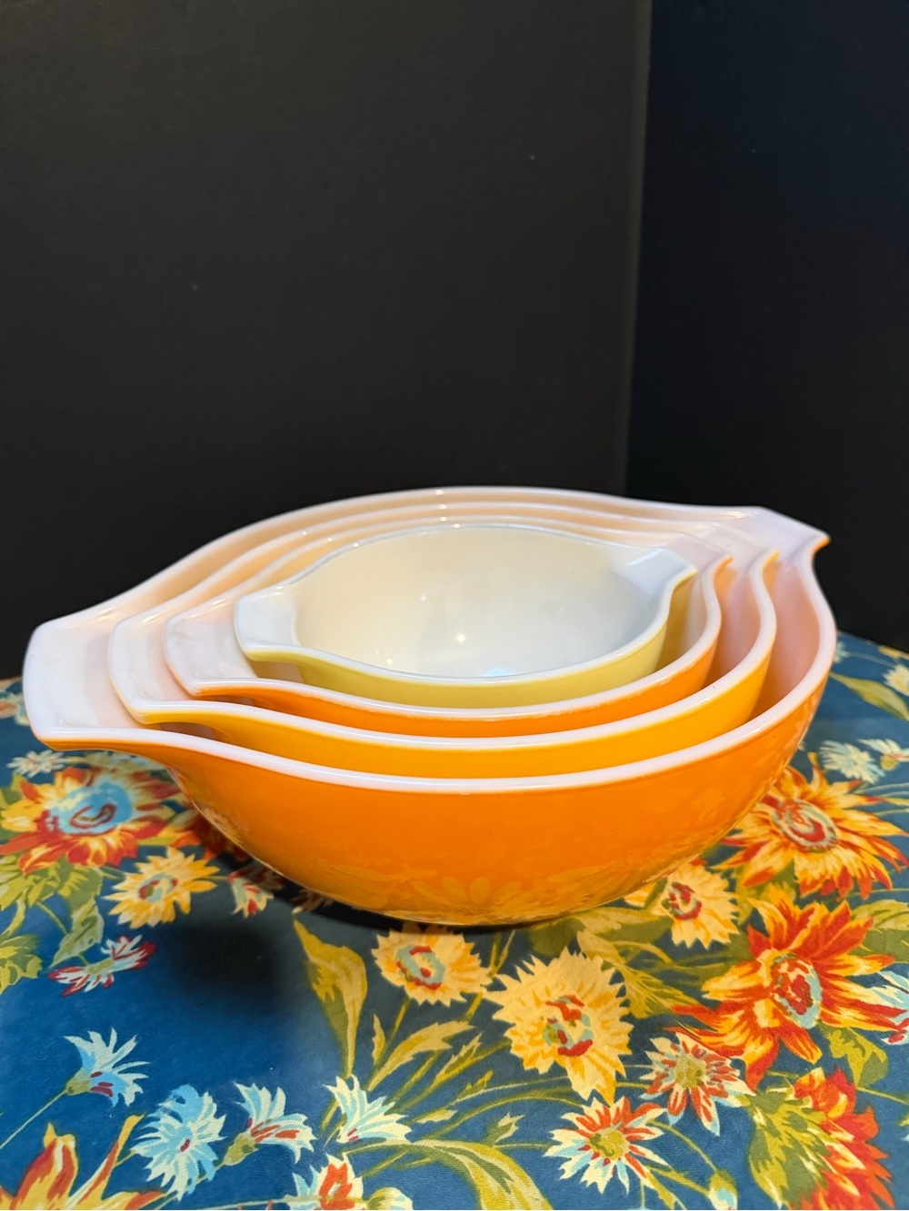 Vintage Pyrex- Orange Mixing Bowl Set - 4-pc nesting bowls Daisy pattern